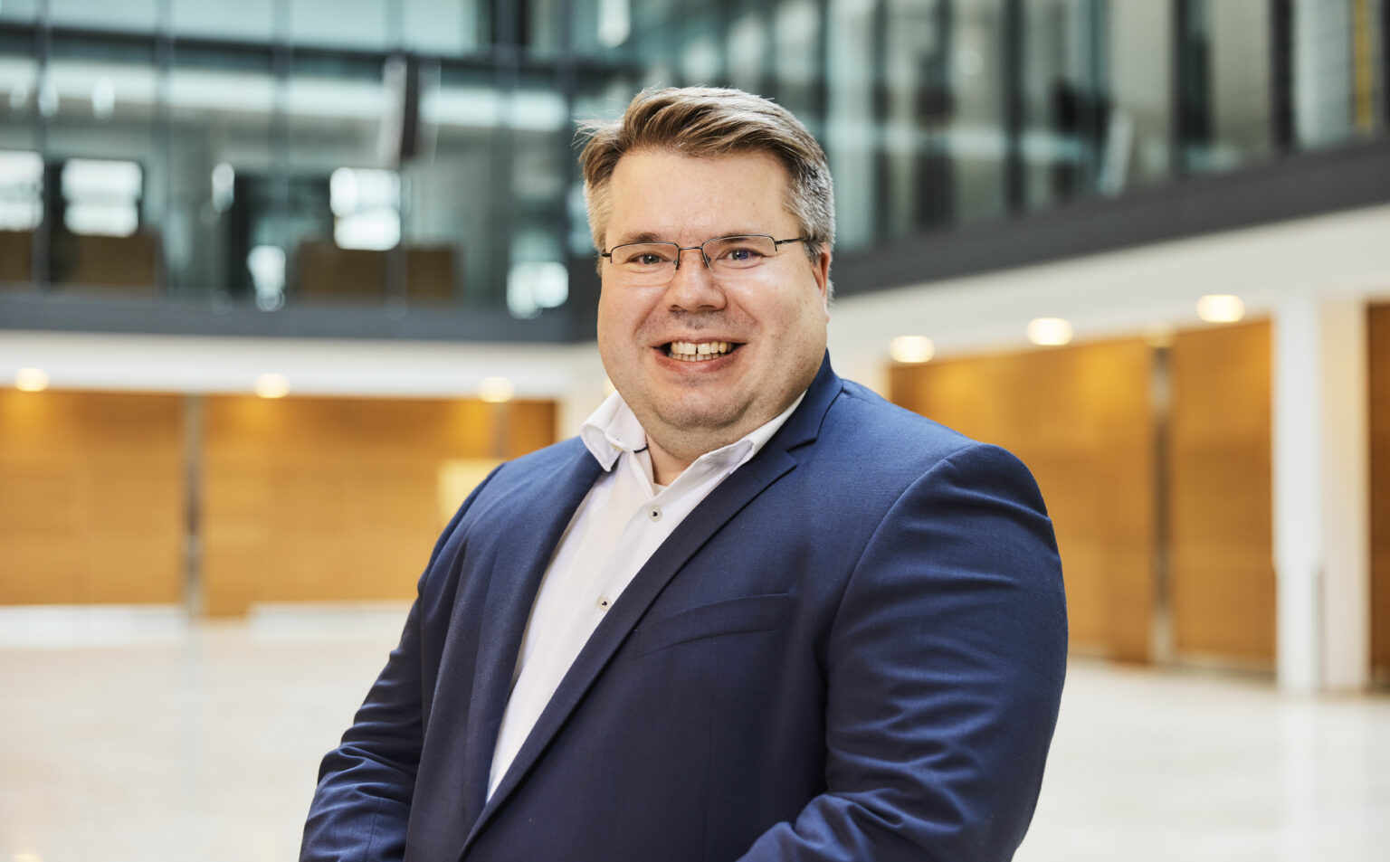 Michael Dettmer in einem hellen Gebäue.